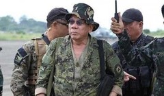 Tổng thống Philippines Rodrigo Duterte trong bộ quân phục. Ảnh: Sina.