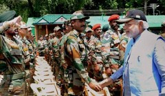 Thủ tướng Ấn Độ Narendra Modi đưa ra chính sách "Make in India" để tìm cách làm cho Ấn Độ từng bước giảm lệ thuộc vào nhập khẩu vũ khí trang bị. Ảnh: The Financial Express.