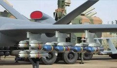 Tên lửa AR-1 màu xanh và tên lửa AR-2 màu trắng của Trung Quốc. Ảnh: IFeng.