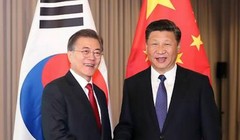 Tổng thống Hàn Quốc Moon Jae-in và Chủ tịch Trung Quốc Tập Cận Bình gặp gỡ bên lề Hội nghị Thượng đỉnh G20 ở Đức ngày 6/7/2017. Ảnh: Yonhap.