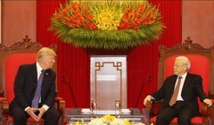 Tổng Bí thư Nguyễn Phú Trọng tiếp Tổng thống Mỹ Donald Trump (trái). 