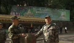 Ông Thường Vạn Toàn, Bộ trưởng Quốc phòng Trung Quốc (bên phải) đến Vân Nam thị sát. Ảnh: Sohu.