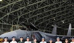 Đoàn đại biểu quân đội Việt Nam sang thăm Nhật Bản và chụp ảnh trước máy bay chiến đấu F-15J Nhật Bản. Ảnh: Sohu.