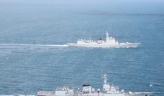 Ngày 22/11/2017, tàu khu trục Trịnh Châu 151 của Hạm đội Đông Hải, hải quân Trung Quốc tiến hành diễn tập liên hợp với tàu hộ vệ Saif Type F22P hải quân Pakistan. Ảnh: Mil.