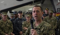 Đô đốc John Richardson. Tư lệnh hải quân Mỹ trên tàu sân bay USS Ronald Reagan. Ảnh: Facebook.