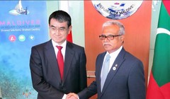 Ngày 6/1/2018, Ngoại trưởng Nhật Bản Taro Kono tiến hành hội đàm với Ngoại trưởng Maldives Mohamed Asim. Ảnh: The Japan Times.