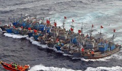 Cảnh sát biển Hàn Quốc kiên quyết tấn công hành vi đánh bắt phi pháp và chống trả bạo lực của tàu cá Trung Quốc. Ảnh: Guancha.