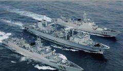 Tàu tiếp tế Vi Sơn Hồ số hiệu 887 Type 903 đang tiến hành tiếp tế cho 2 tàu khu trục của Hạm đội Nam Hải, hải quân Trung Quốc. Ảnh: Sina.