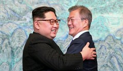 Nhà lãnh đạo Triều Tiên Kim Jong-un và Tổng thống Hàn Quốc Moon Jae-in ôm hôn. Ảnh:The Daily Caller.