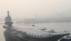 Tàu sân bay tự chế Type 001A Trung Quốc lần đầu tiên chạy thử trên biển. Ảnh: Xinhuanet.