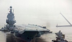 Tàu sân bay Type 001A Trung Quốc chạy thử trên biển lần đầu tiên. Ảnh: Dwnews.