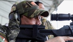 Tổng thống Philippines thử súng ngắm của Trung Quốc. Ảnh: Sina.