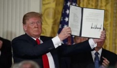 Tổng thống Mỹ Donald Trump ký sắc lệnh thành lập lực lượng vũ trụ. Ảnh: Cankao.