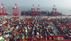 Sau khi gia nhập WTO vào năm 2001, sự thịnh vượng của thương mại đối ngoại đã đóng vai trò rất quan trọng đối với sự "cất cánh" của nền kinh tế Trung Quốc. Ảnh: Xinhuanet.