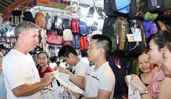 Các Tổng lãnh sự tại Thành phố Hồ Chí Minh tham gia tặng túi vải tái sử dụng cho tiểu thương và người đi chợ Bến Thành. (Ảnh: Xuân Khu/TTXVN)