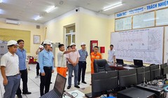 Phó Tổng giám đốc EVNNPT kiểm tra công tác ứng phó với bão MATMO tại Đội Truyền tải điện Đông Bắc 1