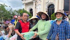 48 tấn sữa và nước uống của Vinamilk đến rốn lũ miền Trung và Tây Nguyên