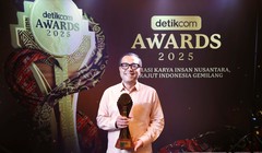 Ông Kariyanto Hardjosoemarto, CEO VinFast Indonesia, đại diện VinFast nhận giải tại detikcom Awards 2025