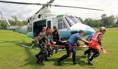 Binh lính đang cáng một nhân viên an ninh bị thương trong vụ đánh bom ở thành phố Marawi.