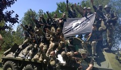 Lính cực hữu Ukraine chào kiểu phát xít