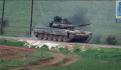 Chiếc xe tăng T-90 Nga của quân đội Syria bị phiến quân chiếm làm chiến lợi phẩm