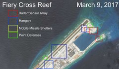 Cận cảnh Đá Chữ Thập đã bị Trung Quốc bồi lấp, xây đảo nhân tạo trái phép với đường băng và các công trình quân sự tại quần đảo Trường Sa. Khu vực màu đỏ là nơi bố trí các hệ thống radar. Khu vực màu xanh dương là nhà chứa máy bay; Khu màu vàng xây dựng c