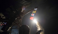 Khu trục hạm Mỹ phóng tên lửa Tomahawk tấn công căn cứ không quân Syria hôm 7/4