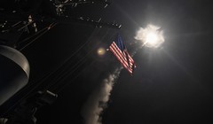 Khu trục hạm Mỹ phóng tên lửa Tomahawk tấn công căn cứ không quân Syria hôm 7/4