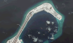 Đá Subi đã bị Trung Quốc bồi lấp, xây dừng thành đảo nhân tạo phi pháp với đường băng, nhà chứa máy bay và các công trình quân sự kiên cố