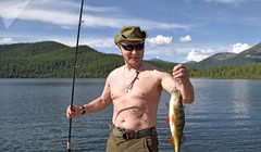 Ông Putin cởi trần đi câu cá trong rừng taiga