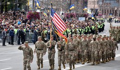 Binh sĩ NATO diễu binh tại Ukraine