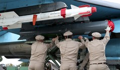 Binh sĩ Nga lắp vũ khí lên máy bay chuẩn bị xuất kích tại chiến tường Syria
