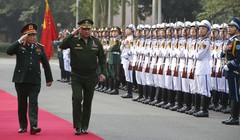 Bộ trưởng Quốc phòng Việt Nam Ngô Xuân Lịch đón Bộ trưởng Quốc phòng Nga Sergei Shoigu tại Hà Nội