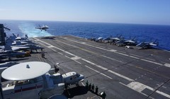 Chiến đấu cơ F-18 hạ cánh xuống tàu sân bay USS Carl Vinson trong chuyến tuần tra Biển Đông ngày 14/2/2018