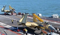 Chiến đấu cơ J-15 trên tàu sân bay Liêu Ninh của Trung Quốc. Bắc Kinh có kế hoạch xây dựng 4 cụm tác chiến tàu sân bay nhằm cạnh tranh với Mỹ