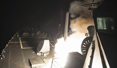 Khu trục hạm Mỹ phóng tên lửa Tomahawk tấn công căn cứ không quân Syria năm 2017 sau cáo buộc tấn công hóa học