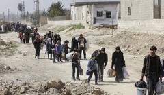 Dân thường Syria sơ tán ra khỏi Đông Ghouta theo hành lang nhân đạo do Nga và chính quyền Syria thiết lập