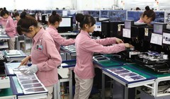 Nữ công nhân Việt Nam trong nhà máy sản xuất của Samsung