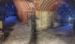 Đường hầm lớn đến nỗi xe bán tải có thể chạy thoải mái trong hầm