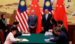 Thủ tướng Malaysia Mahathir Mohamad và thủ tướng Trung Quốc Lý Khắc Cường chứng kiến lễ ký kết nhiều văn kiện hợp tác song phương tại Bắc Kinh ngày 20/8