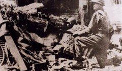 Hình ảnh anh Vệ Quốc quân ôm bom ba càng "quyết tử cho Tổ quốc quyết sinh"