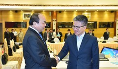 Thủ tướng Nguyễn Xuân Phúc và Giáo sư Ngô Bảo Châu tại hội nghị bàn tròn ngày 13/12. Ảnh: Quang Hiếu