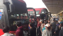 Ước tính sơ bộ khoảng 100 lượt xe từ chối đón khách khiến nhiều người không được phục vụ nhu cầu đi lại, ùn ứ trong bến.