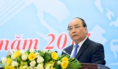 Thủ tướng Nguyễn Xuân Phúc dự và phát biểu tại Hội nghị trực tuyến tổng kết công tác năm 2016 và triển khai nhiệm vụ năm 2017 ngành công thương. 