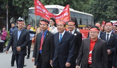 Phó Thủ tướng thường trực Chính phủ Trương Hòa Bình và các đại biểu tham gia diễu hành hưởng ứng Ngày hội Chủ nhật đỏ 8/1/2017.