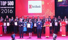 Lãnh đạo SEA Bank lên nhận chứng nhận