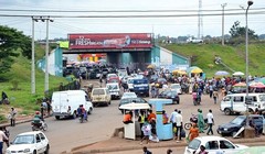 Sang đường ở Nigeria: Đây là một trải nghiệm dựng tóc gáy, khi những người đi bộ và xe không tuân thủ theo một quy tắc nào. Các nhóm người đi bộ thường đi qua đường trước mũi những chiếc xe chạy với vận tốc 100 km/h. Nếu xe đâm phải người đi bộ, lái xe th