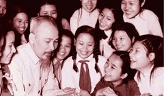 Bác Hồ và các cháu thiếu nhi