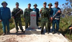 Các chiến sĩ biên giới bên cột mốc biên phòng