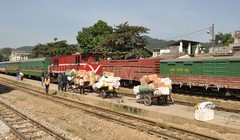 Tính kết nối trong vận chuyển hàng hóa bằng đường sắt chưa cao nên lượng hàng không nhiều (chụp tại ga Phú Lu, Lào Cai)